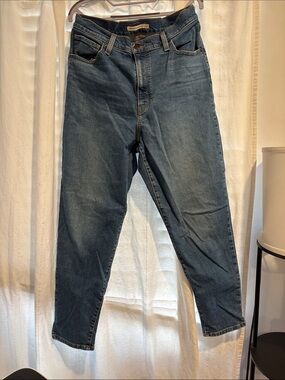 Levi’s Women’s Size 32 Length 29 High Waisted Mom Jean Denim Zipper Fly